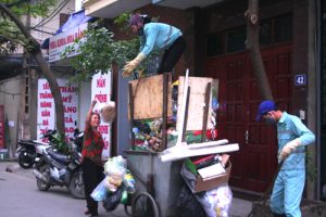 Thu gom rác bằng Xe gom rác ở Hà Nội